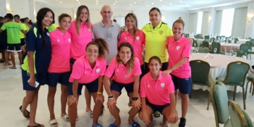 Las jugadoras del Higicontrol con Rubiales, presidente de la RFEF.