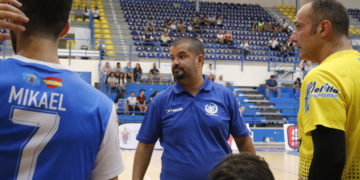 El técnico melillense dando consignas a sus jugadores en uno de los partidos de la presente temporada liguera.
