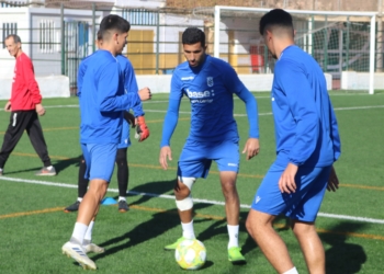 El capitán azulino junto a sus compañeros en la sesión de entrenamientos de ayer.