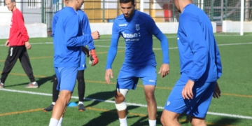El capitán azulino junto a sus compañeros en la sesión de entrenamientos de ayer.