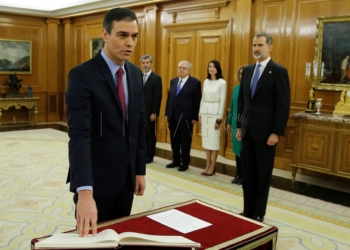 GRAF8989. MADRID, 08/01/2020.- El presidente del gobierno Pedro Sánchez (i), promete ante el rey Felipe VI (d), su cargo de presidente de Gobierno, esta mañana en el Palacio de la Zarzuela en Madrid, en presencia del presidente del Tribunal Supremo Carlos Lesmes (2i), el presidente del Tribunal Constitucional Juan José González Rivas (3i), la presidenta del Senado Pilar Llop (3d), y la presidenta del Congreso de los Diputados Meritxell Batet (2d).- EFE/Juan Carlos Hidalgo POOL
