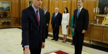 GRAF8989. MADRID, 08/01/2020.- El presidente del gobierno Pedro Sánchez (i), promete ante el rey Felipe VI (d), su cargo de presidente de Gobierno, esta mañana en el Palacio de la Zarzuela en Madrid, en presencia del presidente del Tribunal Supremo Carlos Lesmes (2i), el presidente del Tribunal Constitucional Juan José González Rivas (3i), la presidenta del Senado Pilar Llop (3d), y la presidenta del Congreso de los Diputados Meritxell Batet (2d).- EFE/Juan Carlos Hidalgo POOL