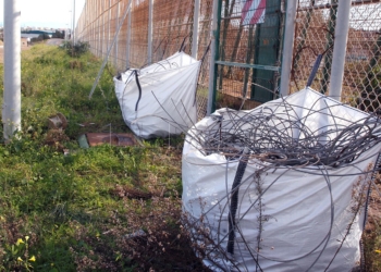 GRAF5487. MELILLA, 21/01/2020.- Trabajos de retirada de la sirga tridimensional o tercera valla fronteriza de Melilla, el entramado de cables de acero situado en la zona intermedia del perímetro, que fue instalado por el Gobierno de José Luis Zapatero en 2006. EFE/ F.G Guerrero