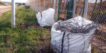 GRAF5487. MELILLA, 21/01/2020.- Trabajos de retirada de la sirga tridimensional o tercera valla fronteriza de Melilla, el entramado de cables de acero situado en la zona intermedia del perímetro, que fue instalado por el Gobierno de José Luis Zapatero en 2006. EFE/ F.G Guerrero
