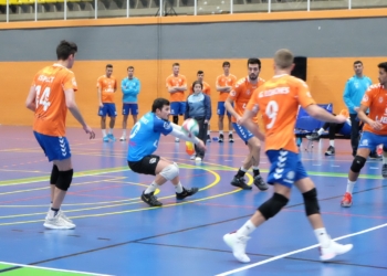 Los melillenses, en la recepción de un balón en el encuentro del pasado fin de semana en Castellón.