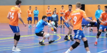Los melillenses, en la recepción de un balón en el encuentro del pasado fin de semana en Castellón.