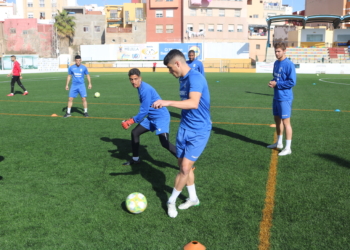 El jugador azulino, durante la sesión de entrenamiento realizada ayer en La Espiguera.