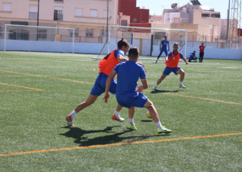 Diego Parras, durante el entrenamiento del equipo azulino en el Campo Federativo de La Espiguera.