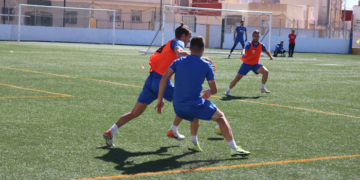Diego Parras, durante el entrenamiento del equipo azulino en el Campo Federativo de La Espiguera.