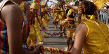 AME2540. BARRANQUILLA (COLOMBIA), 15/02/2020.- Fotografía de archivo fechada el 3 de marzo de 2019 que muestra la Gran Parada de Tradición durante el segundo día del Carnaval de Barranquilla (Colombia). Es el llanto de los barranquilleros al enterrar a "Joselito Carnaval" en el último día de unas fiestas, como sucede en otras latitudes con el "Entierro de la sardina". El Carnaval de Barranquilla, Obra Maestra del Patrimonio Oral e Inmaterial de la Humanidad de la Unesco, es el evento marcado en el calendario de festividades, por todo el colorido y el folclore desparramado en las calles de esta ciudad caribeña. Desde Nueva Orleans hasta Montevideo y con parada especial en Río de Janeiro, América se "prende" con los carnavales en los que el desenfreno, el colorido y la lujuria campean justo antes de la reflexión cuaresmal. EFE/ Ricardo Maldonado Rozo