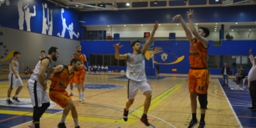 Los melillenses, en uno de sus partidos de la presente temporada, en el pabellón Guillermo García Pezzi.