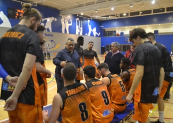 Jugadores de la escuadra melillense, en un tiempo muerto.