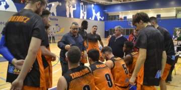 Jugadores de la escuadra melillense, en un tiempo muerto.