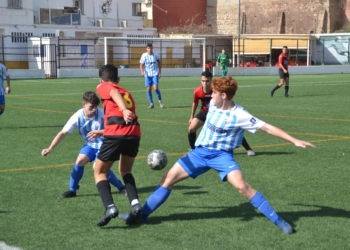 Lance de una de las jugadas en el partido entre melillenses y malagueños.