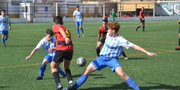 Lance de una de las jugadas en el partido entre melillenses y malagueños.