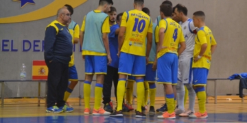 Los melillenses, en uno de sus partidos de la presente temporada, en el pabellón Guillermo García Pezzi.