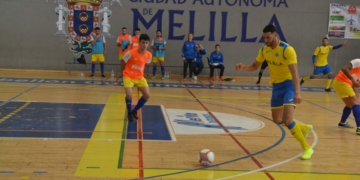 El jugador del Constitución, Mimon, en el lanzamiento a portería.