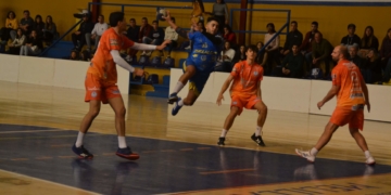 Lanzamiento a portería de un jugador del Virgen de la Victoria.