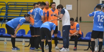 El cuerpo técnico melillense, en uno de los tiempos muertos durante este enfrentamiento liguero jugado en el pabellón Javier Imbroda Ortiz.