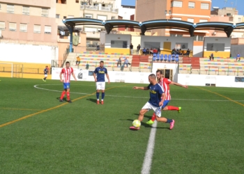 Riduan, con el balón, se tuvo que retirar lesionado del encuentro ante los almerienses.