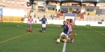 Riduan, con el balón, se tuvo que retirar lesionado del encuentro ante los almerienses.