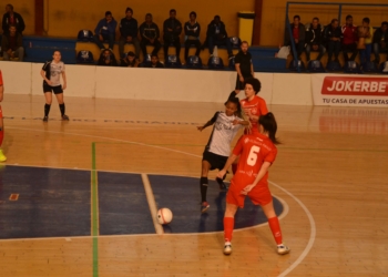 La brasileña, Bia en el control de un balón.