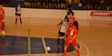 La brasileña, Bia en el control de un balón.