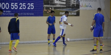 Jugadores de la escuadra melillense en el calentamiento previo al partido.