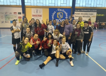 Las futbolistas de la escuadra del Torreblanca, en la celebración del triunfo en tierras granadinas.