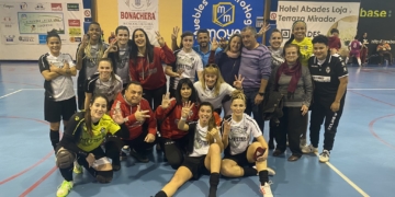 Las futbolistas de la escuadra del Torreblanca, en la celebración del triunfo en tierras granadinas.