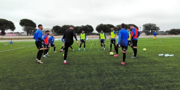Los melillenses, en el calentamiento antes del inicio del partido.