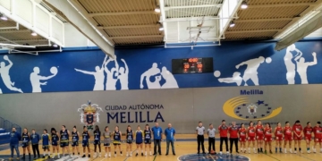 Los dos equipos en liza guardaron un minuto de silencio antes del inicio de este enfrentamiento.