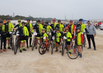 Foto de familia de todos los premiados en la última de las competiciones de la Federación Melillense de Ciclismo.