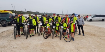 Foto de familia de todos los premiados en la última de las competiciones de la Federación Melillense de Ciclismo.