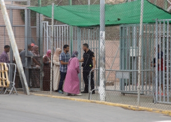 GRAF1075. MELILLA, 12/09/2018.- Varias personas en el paso fronterizo de Farhana (Melilla). Melilla, que tiene cuatro pasos fronterizos con Marruecos por los que cruzan cada año en ambos sentidos más de 20 millones de personas y casi cinco millones de vehículos, está en vilo por el futuro de su aduana comercial, cerrada desde hace 43 días por decisión unilateral del país vecino. EFE/ F.G. Guerrero