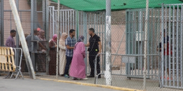 GRAF1075. MELILLA, 12/09/2018.- Varias personas en el paso fronterizo de Farhana (Melilla). Melilla, que tiene cuatro pasos fronterizos con Marruecos por los que cruzan cada año en ambos sentidos más de 20 millones de personas y casi cinco millones de vehículos, está en vilo por el futuro de su aduana comercial, cerrada desde hace 43 días por decisión unilateral del país vecino. EFE/ F.G. Guerrero