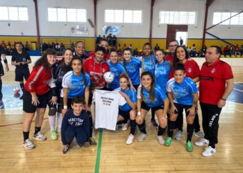 La plantilla local homenajeo a la jugadora lesionada Raquel Souza.