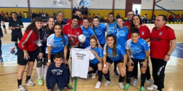 La plantilla local homenajeo a la jugadora lesionada Raquel Souza.