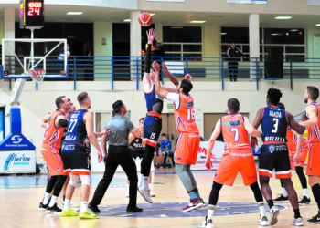 Salto inicial en uno de los partidos de los melillenses.