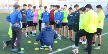 Imágen de una de las sesiones de entrenamientos del cuadro cadete de la UD Melilla.