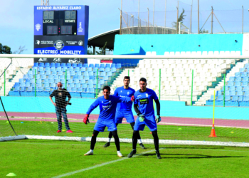 Componentes de la primera plantilla melillense, en la sesión de entrenamientos de ayer.