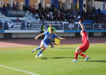 Entrada por la banda derecha de un jugador de la UD Melilla.