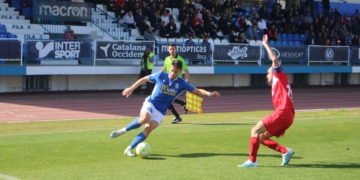 Entrada por la banda derecha de un jugador de la UD Melilla.