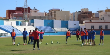 Manolo Herrero. dando consignas a todos los jugadores de su primera plantilla.