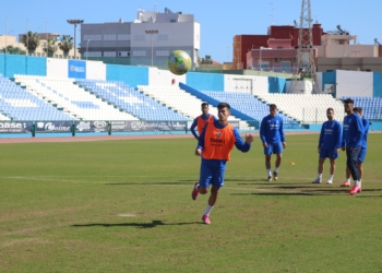 Componentes de la primera plantilla melillense, en la sesión de entrenamientos de ayer.