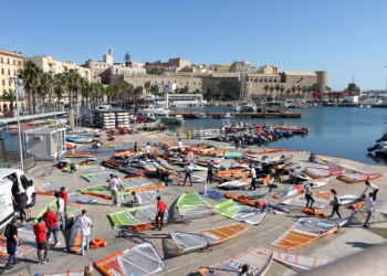 Todos los participantes ultimando sus tablas antes de salir a la mar.