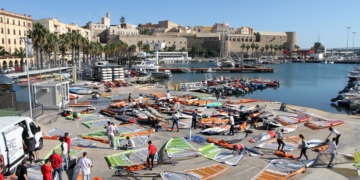 Todos los participantes ultimando sus tablas antes de salir a la mar.