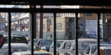 GRAF5894. MELILLA, 14/08/2018.- Vehículos en la frontera de Beni-Enzar tras la decisión de Marruecos de cerrar la aduana comercial. El Gobierno español aseguró hoy que defenderá los intereses de la ciudad española norteafricana de Melilla ante la decisión de Marruecos de cerrar la aduana comercial en la frontera de Beni-Enzar. EFE/F.G.Guerrero