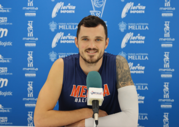 El jugador letón del Melilla Baloncesto, en la rueda de prensa oficial del club de nuestra ciudad en la jornada de ayer.