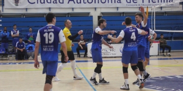 Los jugadores del conjunto melillense celebran uno de los puntos conseguidos en el partido del pasado sábado frente al Ushuaia Ibiza Vóley.